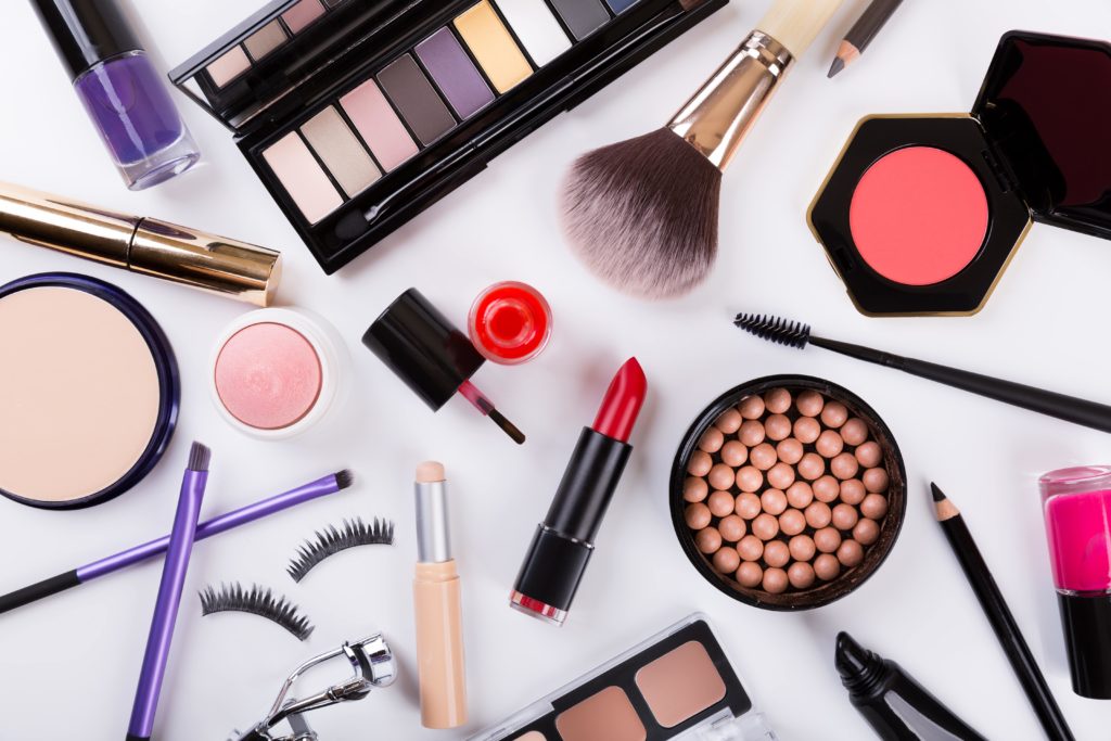 De verpakking van kleurcosmetica is een belangrijk aspect van het product dat de aankoopbeslissingen van consumenten beïnvloedt